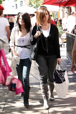 normal_selenafanhq021 - Out with her mom