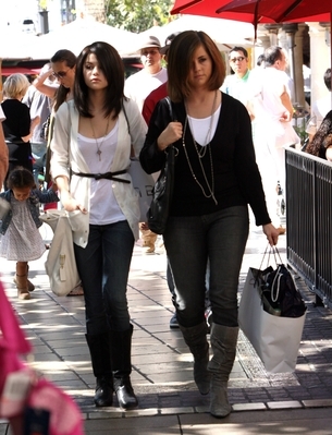 normal_selenafanhq023 - Out with her mom