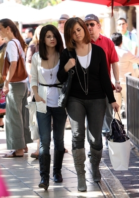 normal_selenafanhq024 - Out with her mom