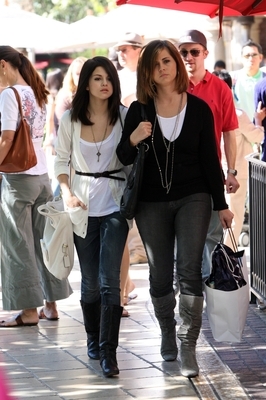 normal_selenafanhq27 - Out with her mom