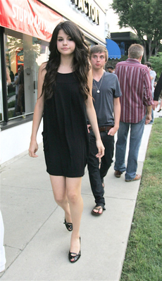 normal_selenafan01 - Out and about with her Family