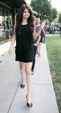 normal_selenafan02 - Out and about with her Family