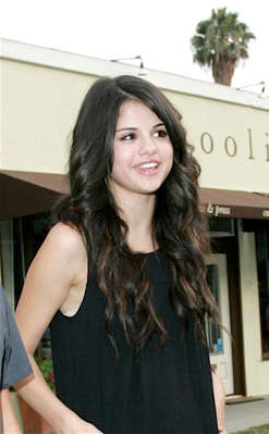 normal_selenafan03 - Out and about with her Family