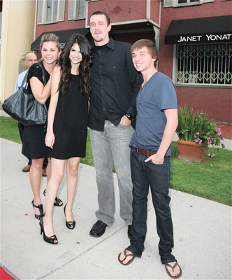 normal_selenafan07 - Out and about with her Family