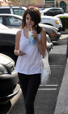 normal_selenafan01 - Out and About with her Mom