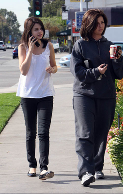 normal_selenafan03 - Out and About with her Mom