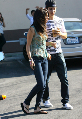 normal_selenafan03 - Shopping at a mall in Studio City