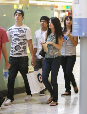 normal_selenafan04 - Shopping at a mall in Studio City