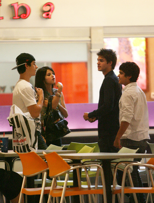 normal_selenafan07 - Shopping at a mall in Studio City
