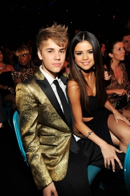 justin-bieber-si-selena-gomez-billboard-music-awards-2011 - a SELL 4