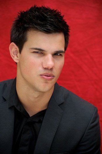 Taylor_Lautner__399_600_15_6_2010 _ 08_26_31_004 - jacob