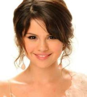 Selena-Gomez-a-stralucit-la-Premiile-Alma-2009--poze- - 0-Selena intrenata  de urgenta la spital-0