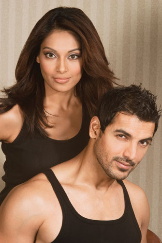 bipasha-john-in-black - Bipasha si John sau Arjun si Priyanka