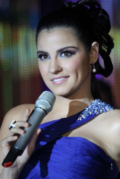 Maite-Perroni-se-lanza-en-paracaidas