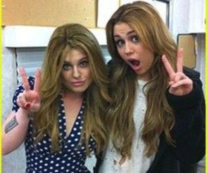 Kelly-Osbourne-si-Miley-Cyrus--prietene-la-catarama - Kelly Osbourne si Miley Cyrus - prietene la catarama