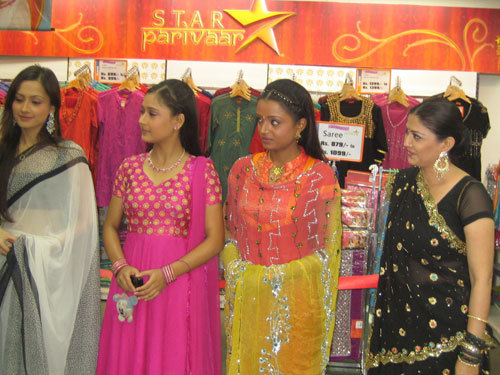 32524664_PPYURRLVU - xxSara Khan si Parul Chauhan-Sadhna si Raginixx