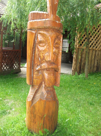 300 LEI - sculptura cu drujba