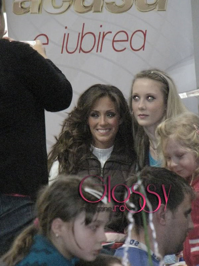 Anahi-Meet-and-greet-Bucharest-R-1