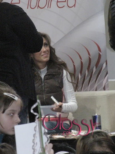 Anahi-Meet-and-greet-Bucharest-Ruma