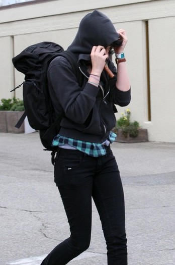 Kristen+Stewart+Hiding+Paparazzi+GpueykgdEI_l - kristen stewark paparazzi