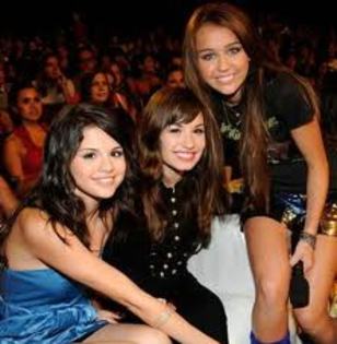 Selena Gomez, Demi Lovato  si Miley Cyrus - Miley Cyrus