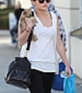  - 2011 09 02 Miley Leaving an Orthopedic Center with Dog