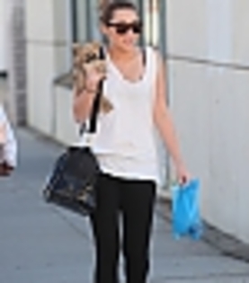  - 2011 09 02 Miley Leaving an Orthopedic Center with Dog