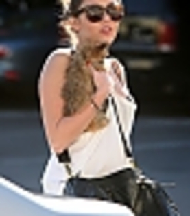  - 2011 09 02 Miley Leaving an Orthopedic Center with Dog