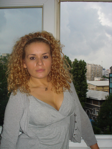 VINE PLOAIA,IN SPATELE TAU:)