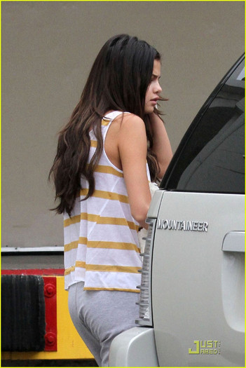 selena-gomez-visits-the-hospital-again-02 - Selena Gomez Visits the Hospital Again