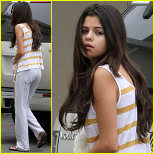 selena-gomez-visits-the-hospital-again - Selena Gomez Visits the Hospital Again