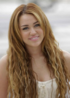  - 0- Miley Cyrus isi impartaseste fericirea pe Twitter -0