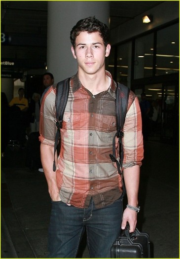 Nick-Jonas-LAX-Landing-nick-jonas-22740788-851-1222 - LAX landing