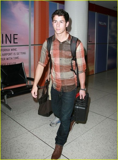 Nick-Jonas-LAX-Landing-nick-jonas-22740790-907-1222