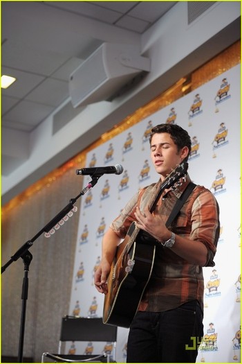 Nick-Jonas-Chewy-Superstar-Concert-nick-jonas-22713515-815-1222