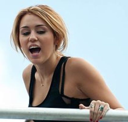 220px-Miley_Cyrus_@_MMVA_Soundcheck_04_(cropped)