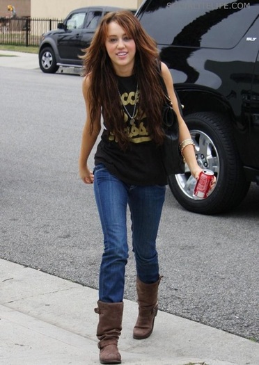 miley-cyrus-jeans-and-boots - MILEY CYRUS