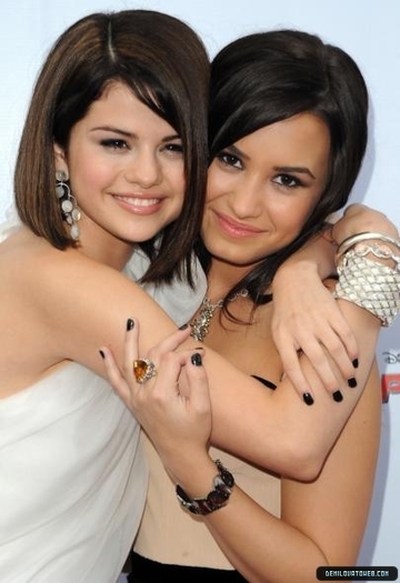 Demi si Selena - DEMI LOVATO SI SELENA GOMEZ