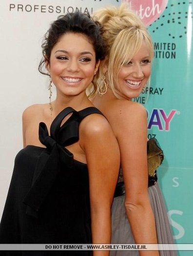 Vanessa si Ashley - VANESSA HUDGENS SI ASHLEY TISDALE