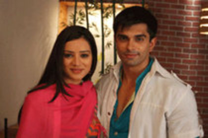 37861467_ZFDXOPJUD - intalnirea inimilor_dill mill gayye