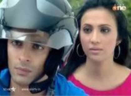 37993449_CEDVKYIYB - intalnirea inimilor_dill mill gayye