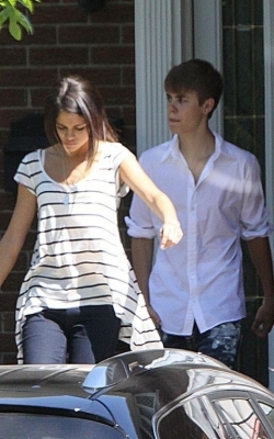 normal_009 - xX_Leaving Justin Bieber s House In Canada