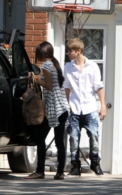 normal_011 - xX_Leaving Justin Bieber s House In Canada