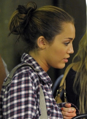 Miley Cyrus  3 tatuaj uitatti-va la ureche - miley cyrus intrati repede