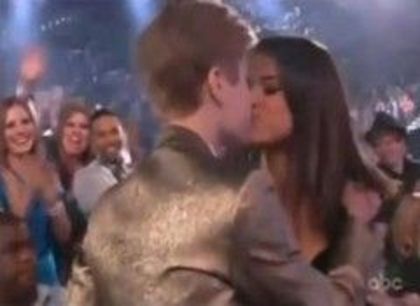 Justin Bieber, coplesit de fericire la Billboard Music Awards (video) - juatin bieber premiera