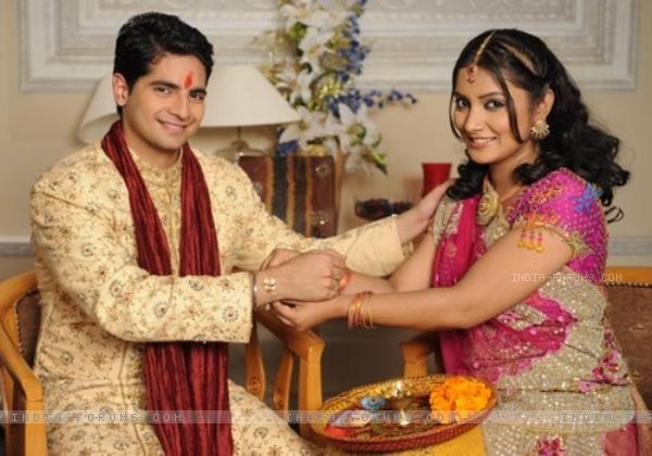 32575-naitik-and-nandini-in-yeh-rishta-kya-kehlata-hai - Karan Mehra