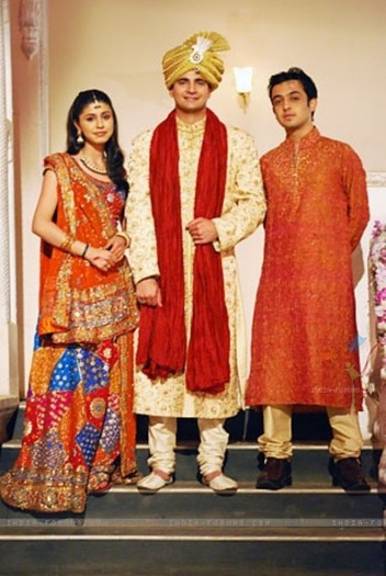 32593-karan-mehra-neha-saroopa-and-ayush-agarwal-in-yeh-rishta-kya-keh - Karan Mehra