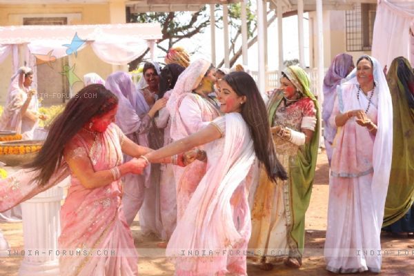 32632-hina-khan-and-pooja-joshi