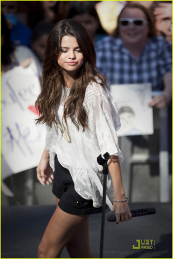 selena-gomez-santa-monica-place-09