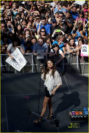 selena-gomez-santa-monica-place-10